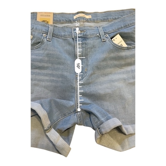 Levi's Women's Mid Length Shorts Indigo Light Wash Size 34 NWT Cuffed Flawed - Picture 6 of 8